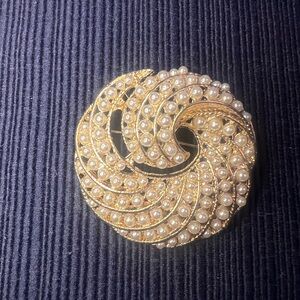 Vintage Gold-Tone Pearl Swirl Brooch - Elegant Women's Jewelry